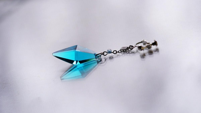 ラフォルム ガラスジュエリー ガラスアクセサリー Standard Dreamblue / ターコイズブルー(片耳用イヤリング・ビーズ付き) 魅力的な八面体「Standard Dreamblue」のスタイリッシュな片耳用イヤリングが完成いたしました…