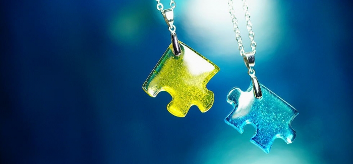 ラフォルム ガラスジュエリー ガラスアクセサリー PUZZLE ～ 永久の絆 ～ 青と黄色、それぞれのグラデーション。ガラスならではの透明感と艶やかな質感をお楽しみいただける世界にひとつのジグソーパズルのピースタイプペンダント二点が完成いたしました。