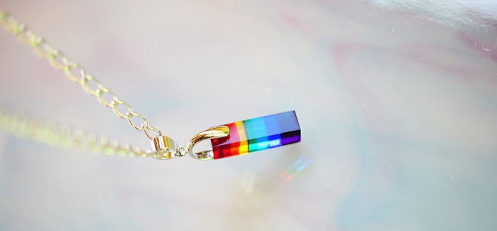 ラフォルム ガラスジュエリー ガラスアクセサリー Rainbow pillar 小ぶりの直方体のフォルムの内部に虹色のグラデーションを閉じ込めた、世界にひとつの可愛らしいオリジナルガラスペンダントが完成いたしました。太目のチェーンと合わせてお楽しみ…