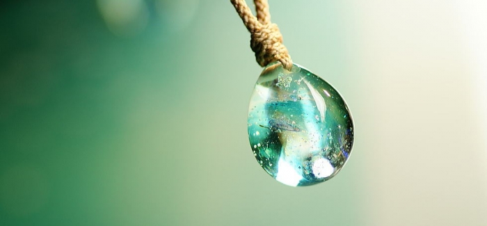 ラフォルム ガラスジュエリー ガラスアクセサリー Like a cosmic of ocean. 数多くの生命に満ち溢れた母なる海はまるで宇宙に浮かぶ幾千もの星々のように美しい。そんなイメージをふっくらとしたドロップタイプのトップの中に表現したペン…