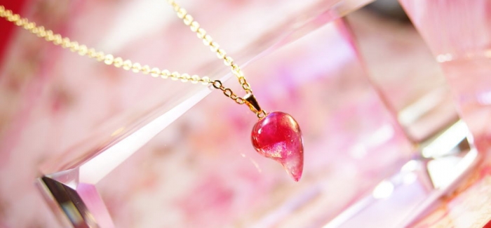 ラフォルム ガラスジュエリー ガラスアクセサリー 勾玉 ～ Petit Love  ～ とっても可愛らしい勾玉タイプです。ふっくらしていてとてもチャーミングです。色合いは、クリアーベースにレッド系ピンクを使用し、ワンポイントにダイクロ偏光ガラスを施…