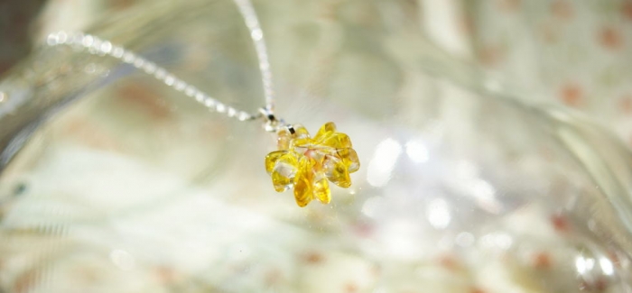 ラフォルム ガラスジュエリー ガラスアクセサリー 小春日和の桜 可愛らしい花をモチーフにしています。優しいイエローをベースにクリアーやピンクを少し使用してのマーブルデザインに致しました。胸元を可愛らしく飾ってくれそうです♪