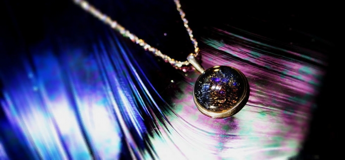 ラフォルム ガラスジュエリー ガラスアクセサリー Purple evening sun シンプルな円形タイプです。周りはSilver製の枠です。ガラス部分は、パープルの透明色です。内部の美しいラメはレインボーで様々な輝きが強く煌いていますので、身に…