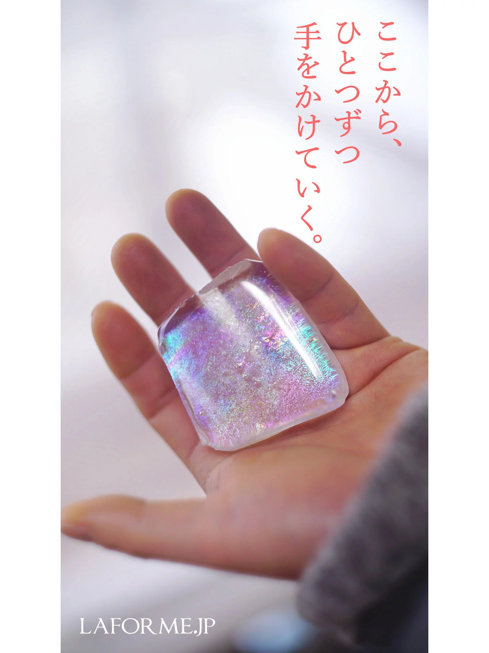 手のひらに乗せた桜の素材になるガラスの塊。一つずつ手をかけていく