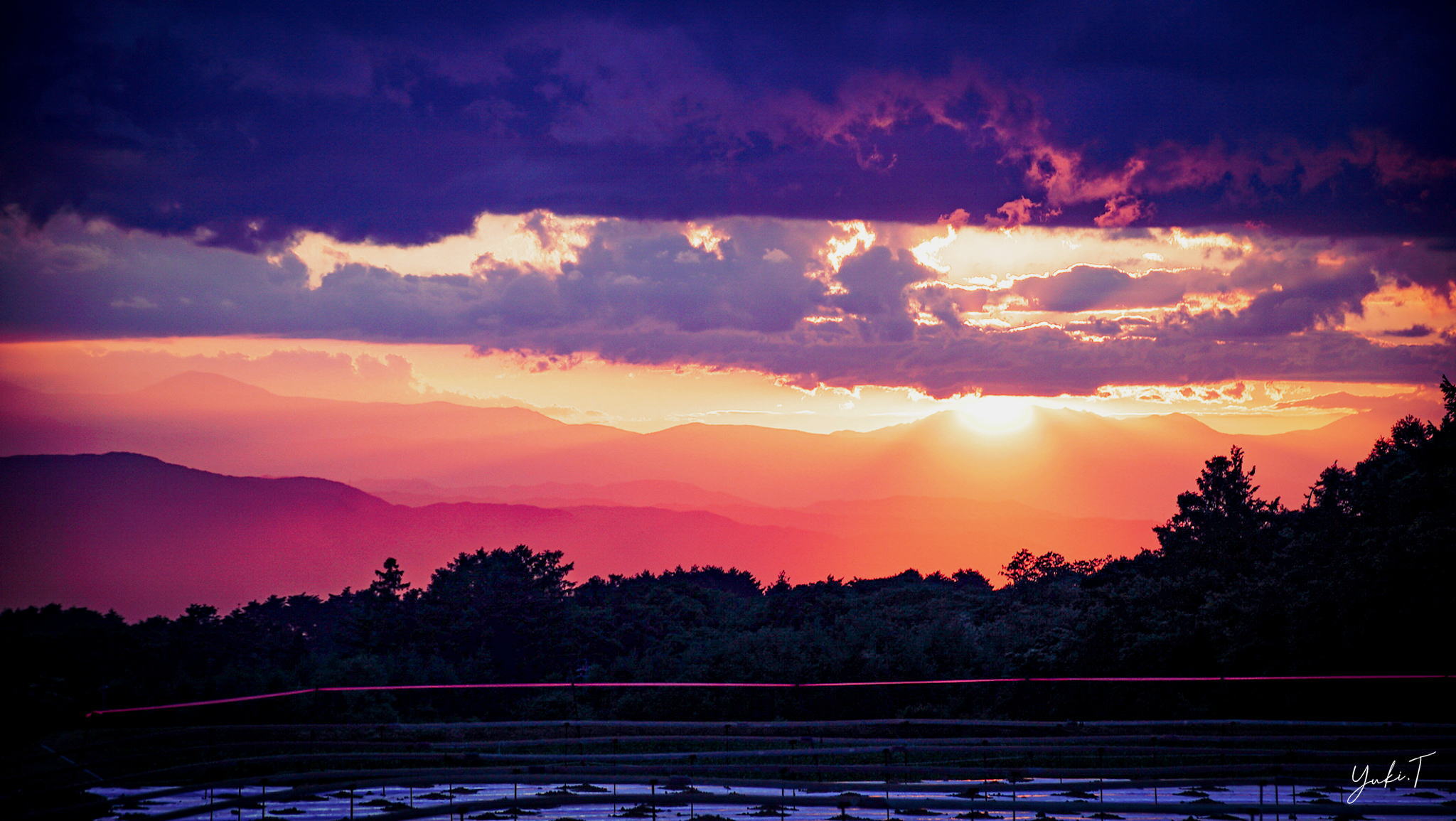信州の山並みと色彩豊かな夕空