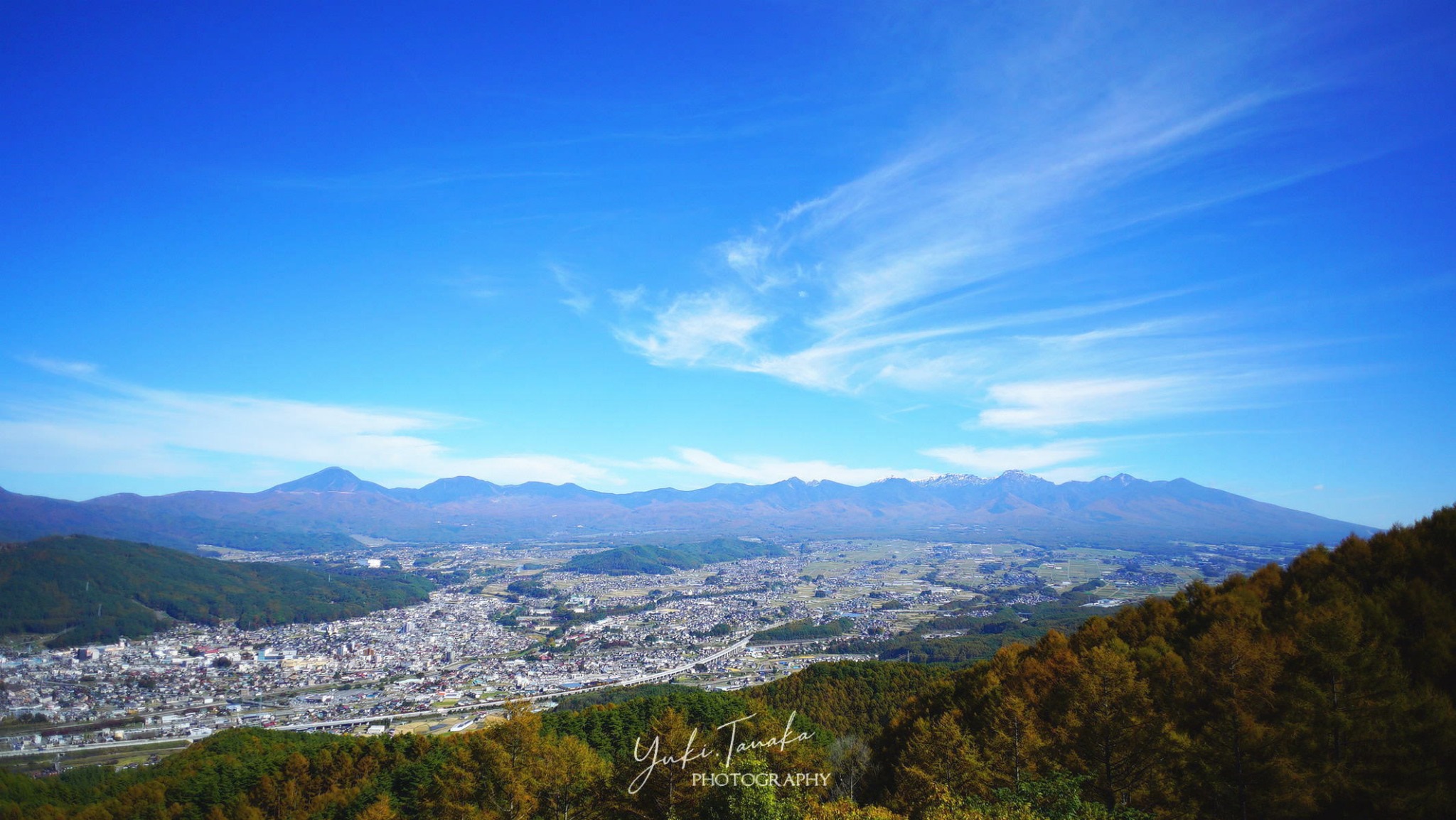 澄んだ青空の下に広がる八ヶ岳と信州の風景