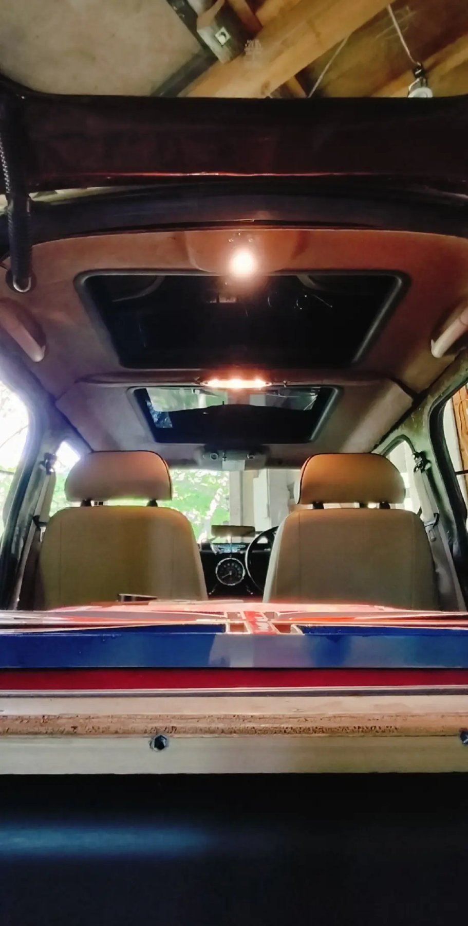 ほかの車種の部品を流用したルーフを、車内から見た姿。