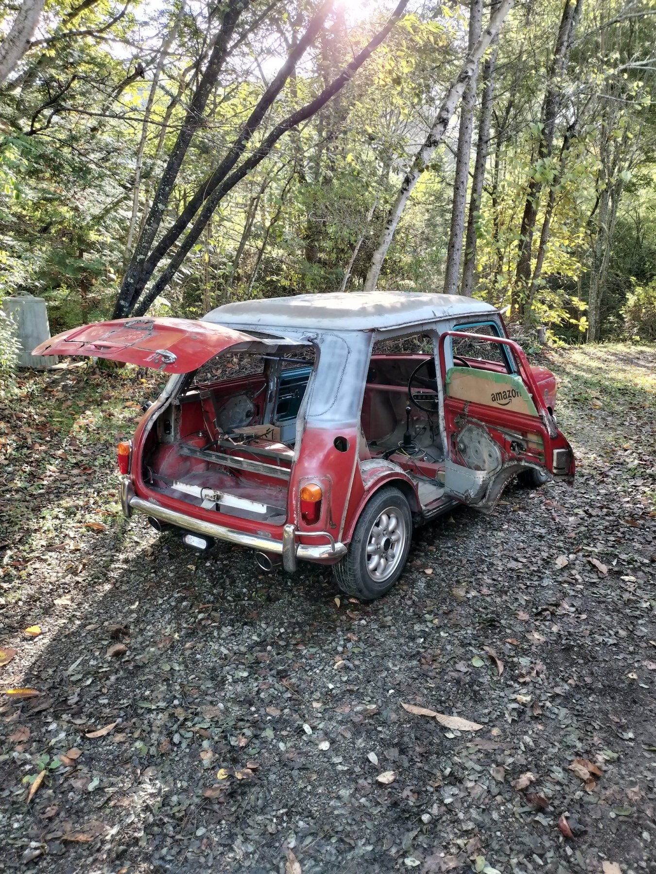 リアハッチと後部ドアを開け、車体の形を確かめている途中。