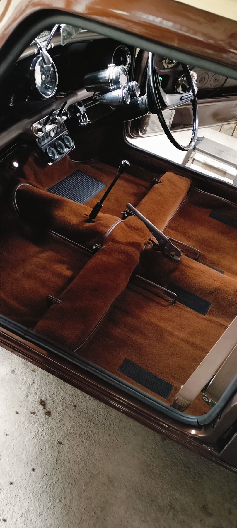カーペットを敷き、車内の仕上がりを確かめている途中。