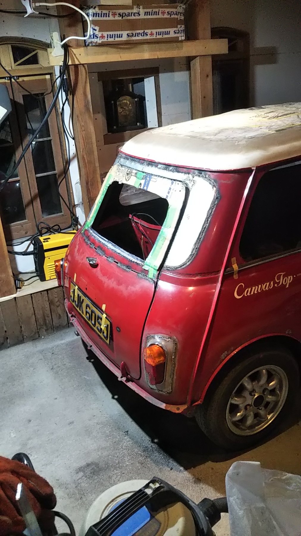 赤い車体の初期。リアハッチと窓の輪郭を形にしている頃。