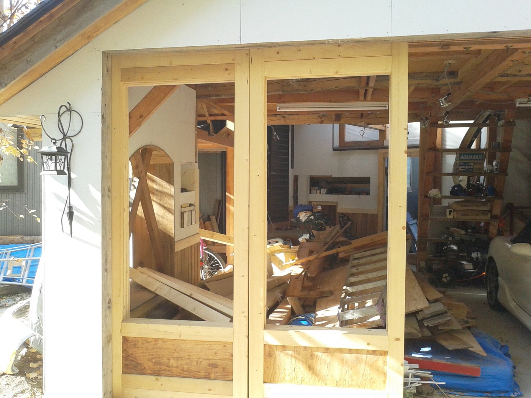 木枠とガラスで形にしていく、ガレージの建具。