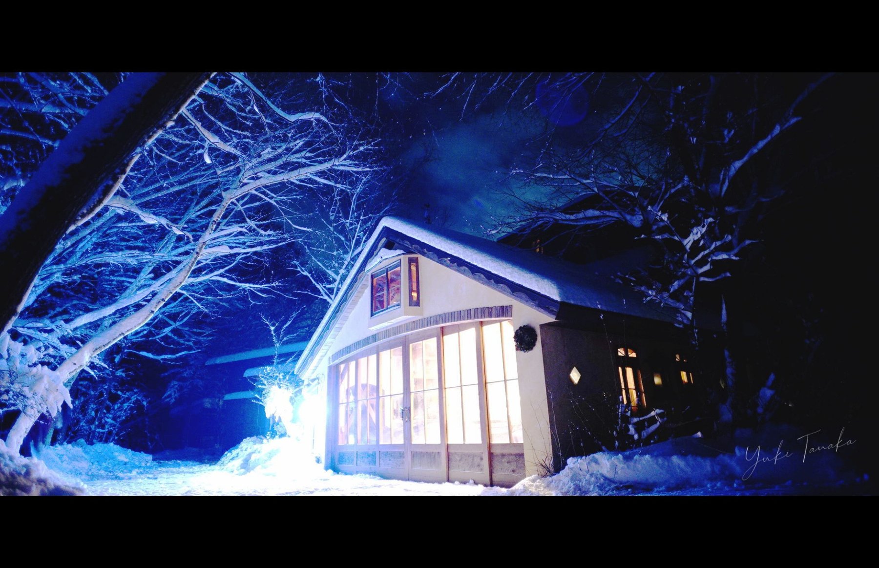 雪の夜にも、この場所に明かりが灯る。