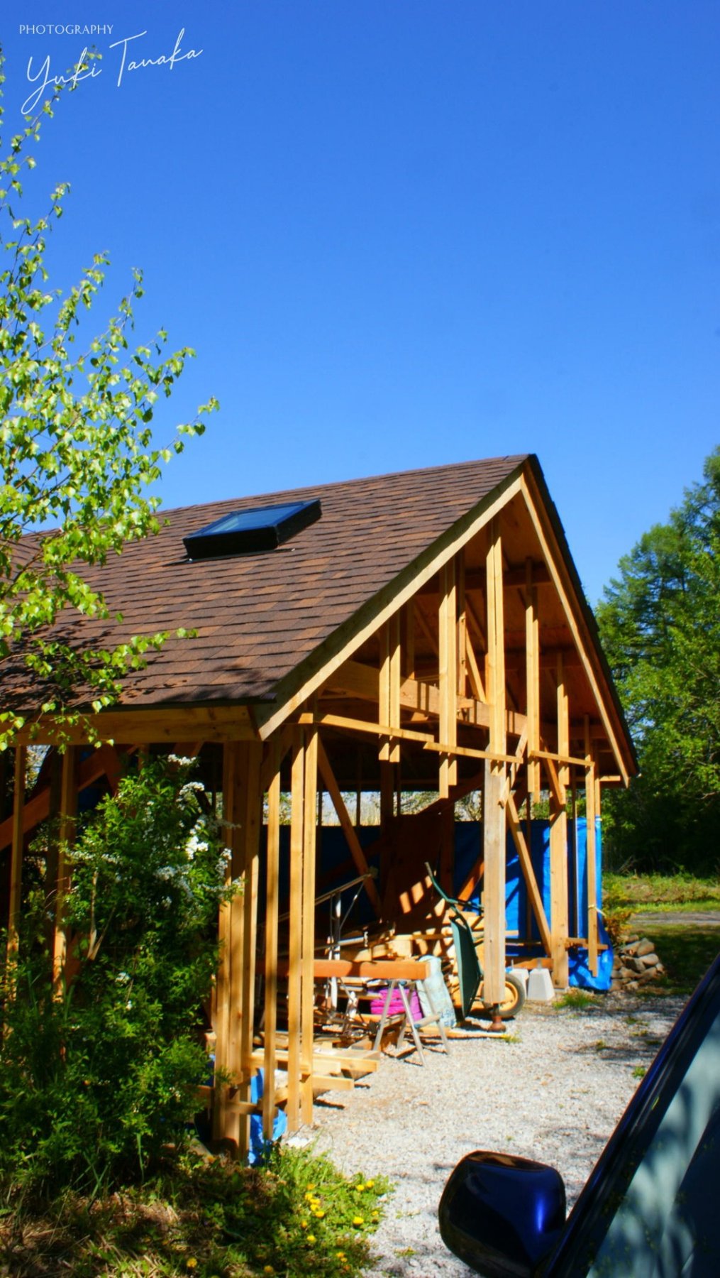 柱や梁を組み、屋根をかけた建築途中の姿。