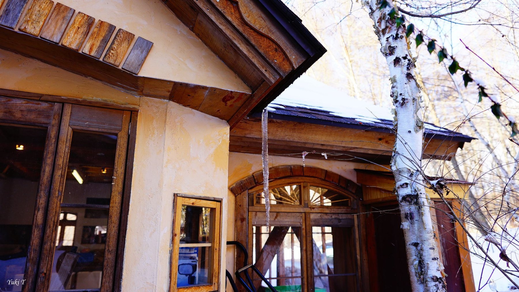屋根や壁、木の扉にも、好きな建物の雰囲気を。