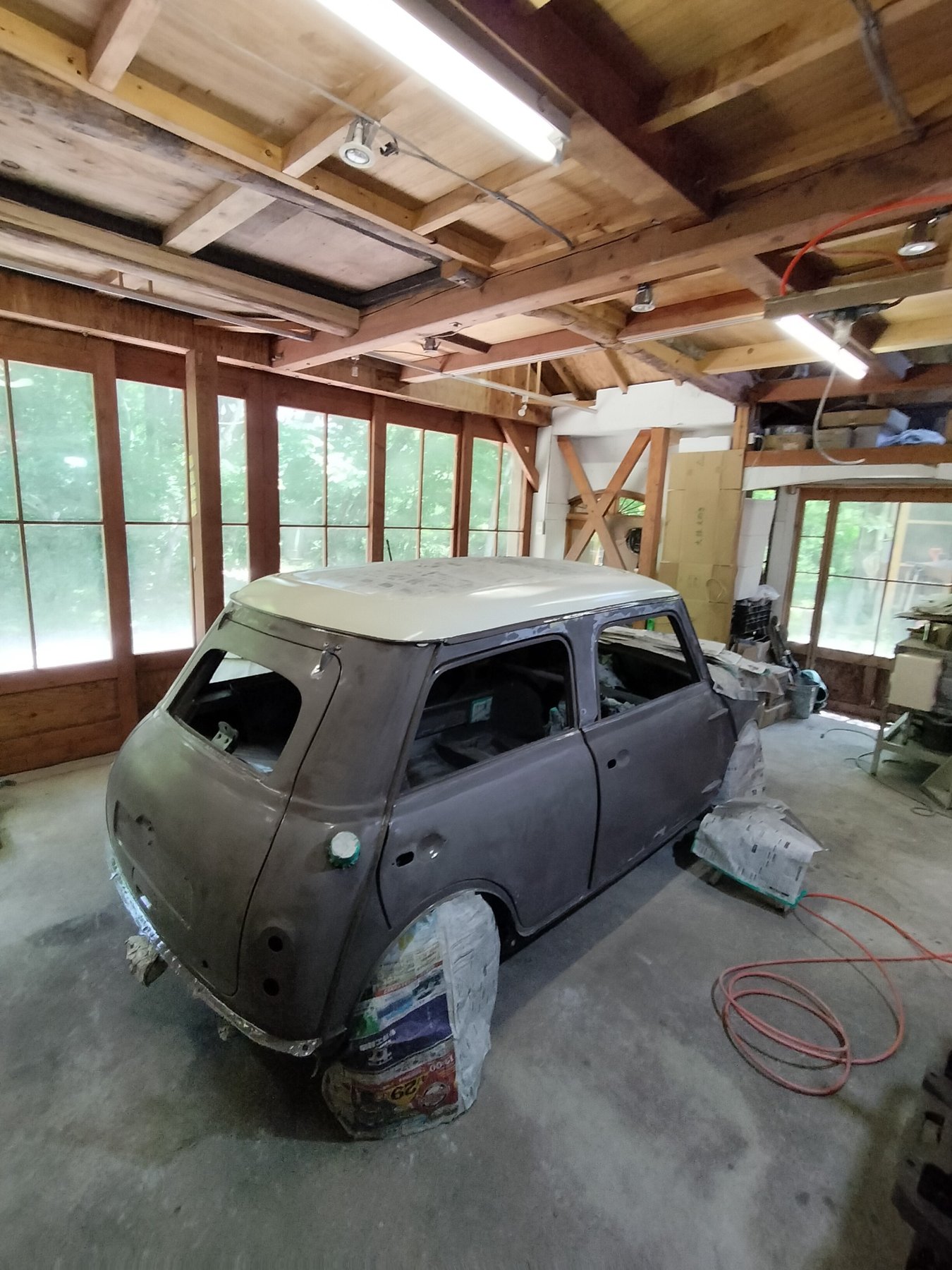 ガレージでグレー塗装を進めている頃。タイヤなどを養生した車体。