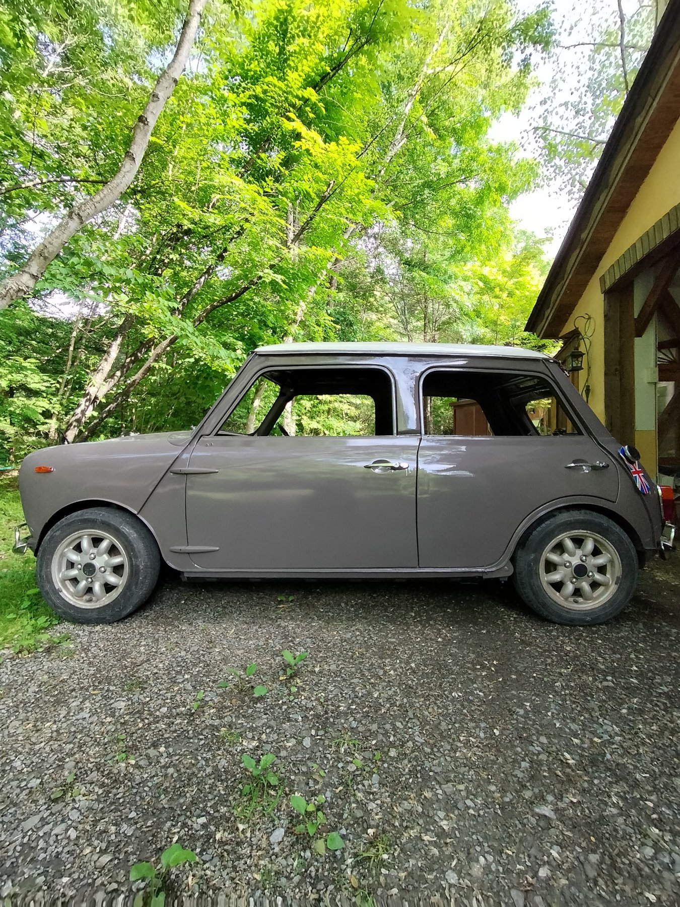 過去の愛車のさまざまな色を混ぜて調色した、オリジナルグレー。