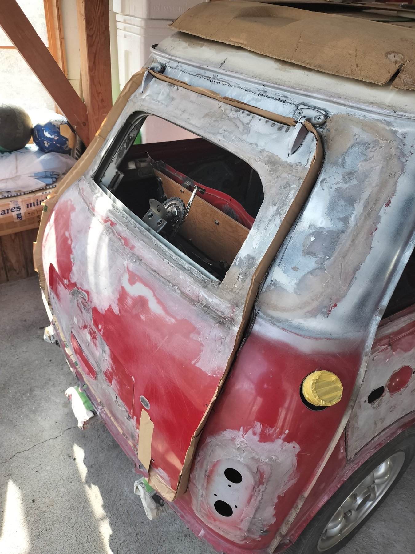 赤い車体の頃。リアハッチと周囲をパテで仕上げている途中。