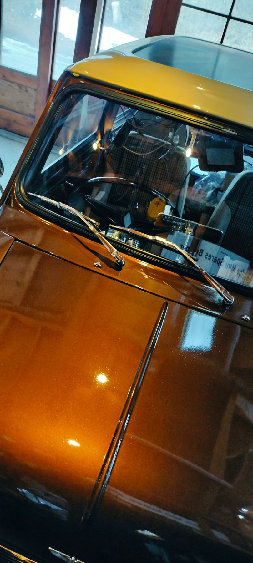 窓まわりを作り直し、自分で色を混ぜたお気に入りのブラウンへ。
