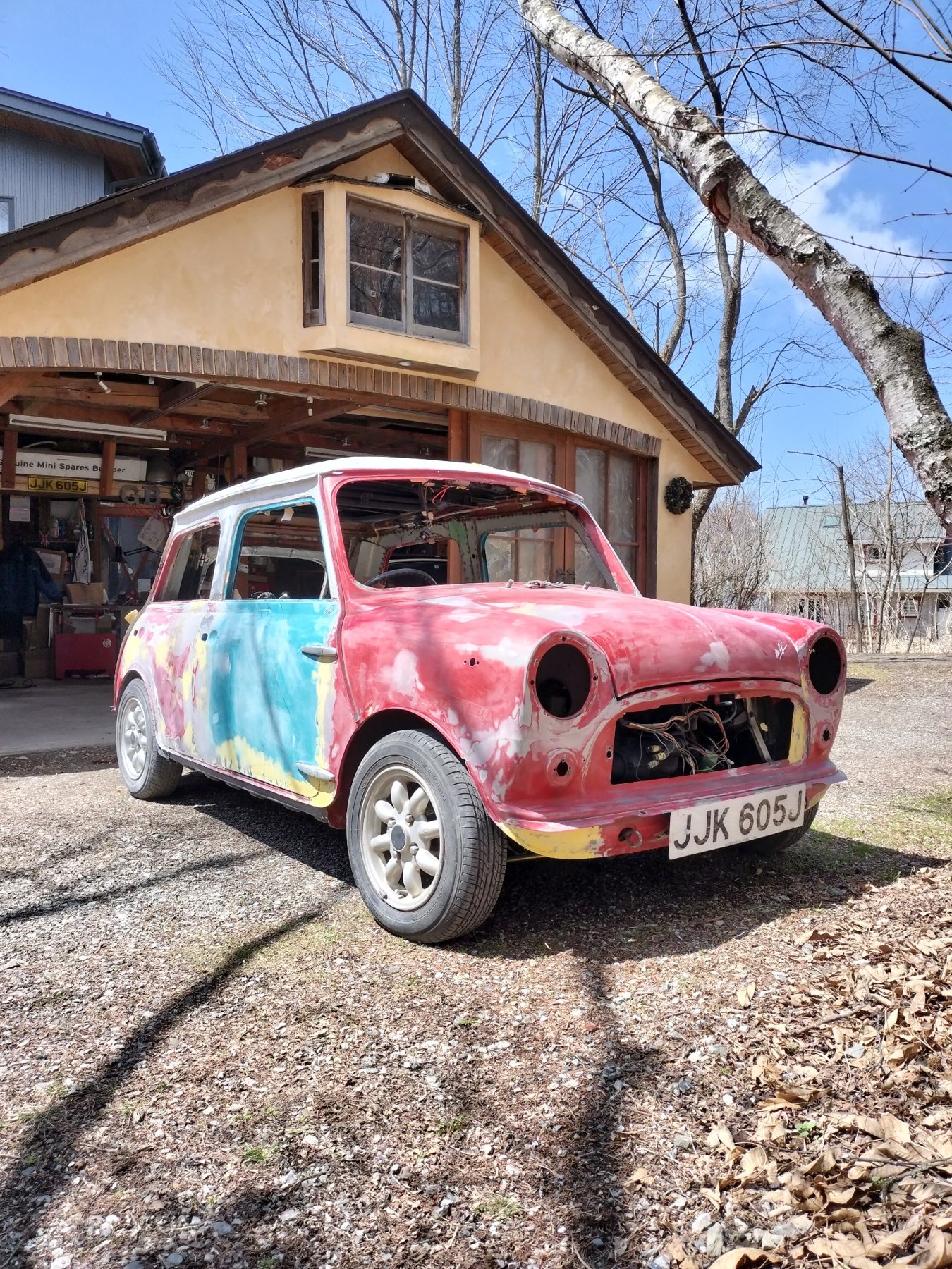 最初の塗装前。パテと研磨を重ね、車体の表面を整えている途中。