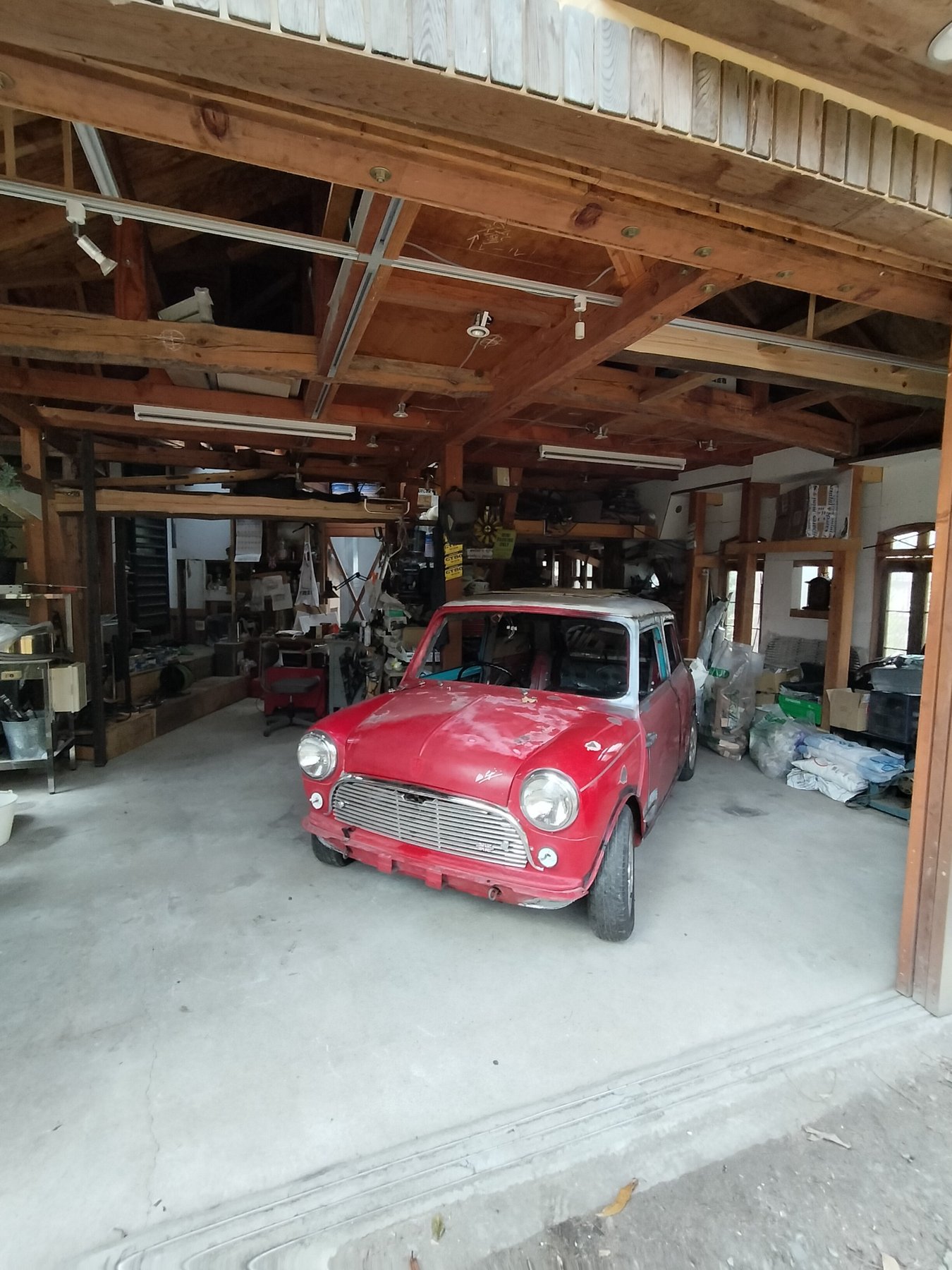 ガレージで少しずつ作業を重ねていた、赤い車体の頃。
