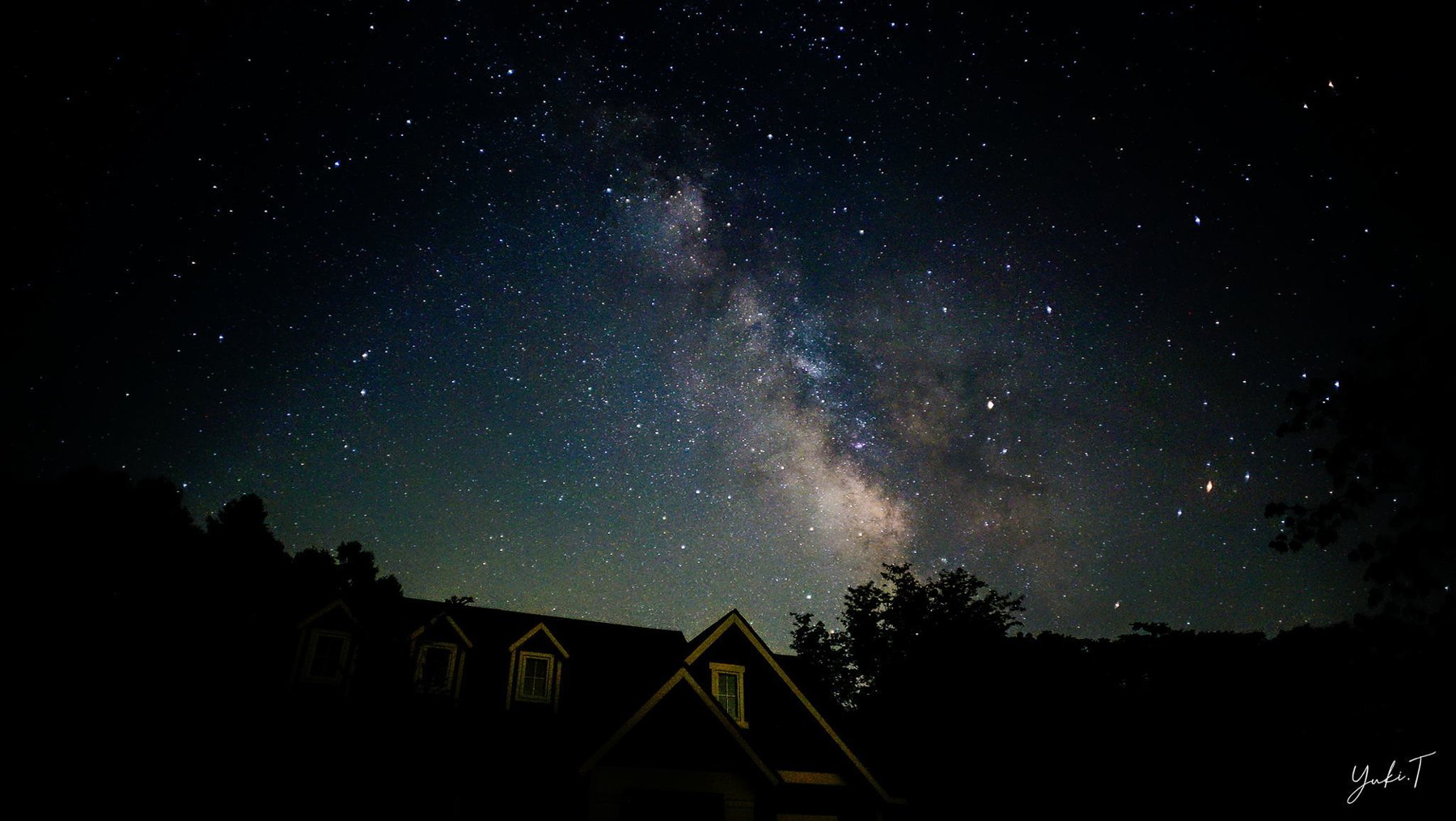 建物の上に広がる、星の川。