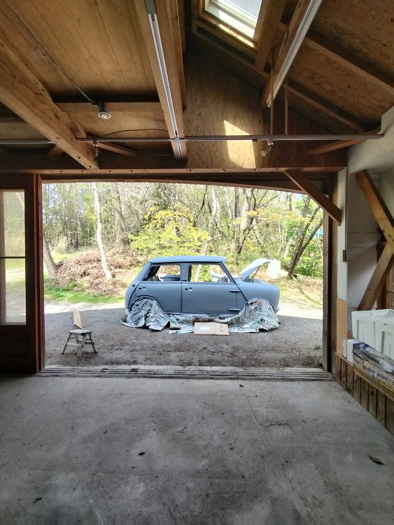 プラサフを塗った車体を、ガレージの中から。