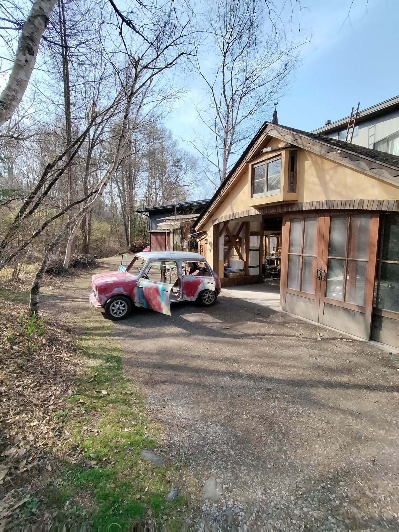 最初の全塗装を前に、ガレージのそばで車体を整えていた頃。
