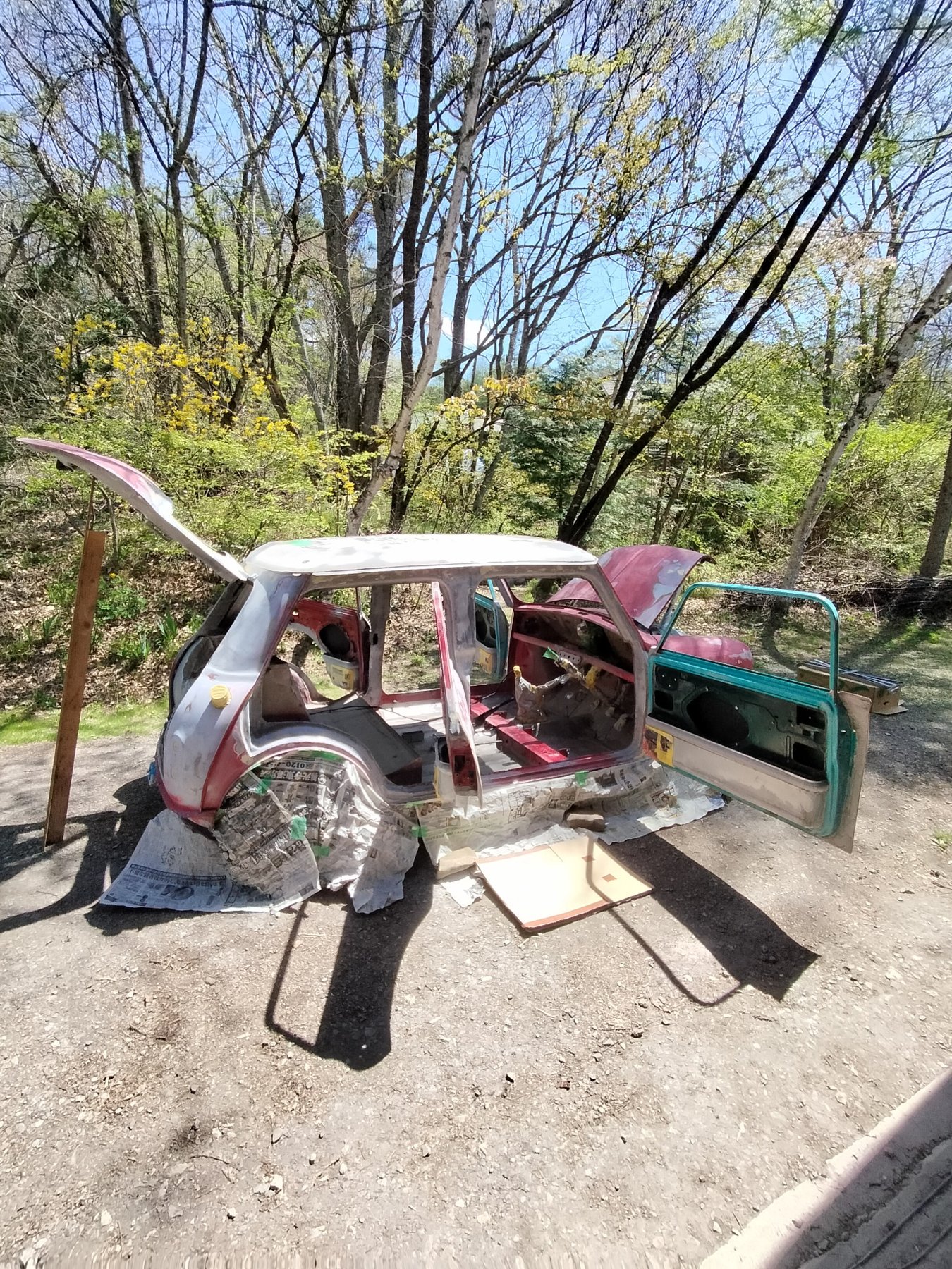 赤い車体が残る頃。ドアとハッチを開き、塗装の下準備を進める。