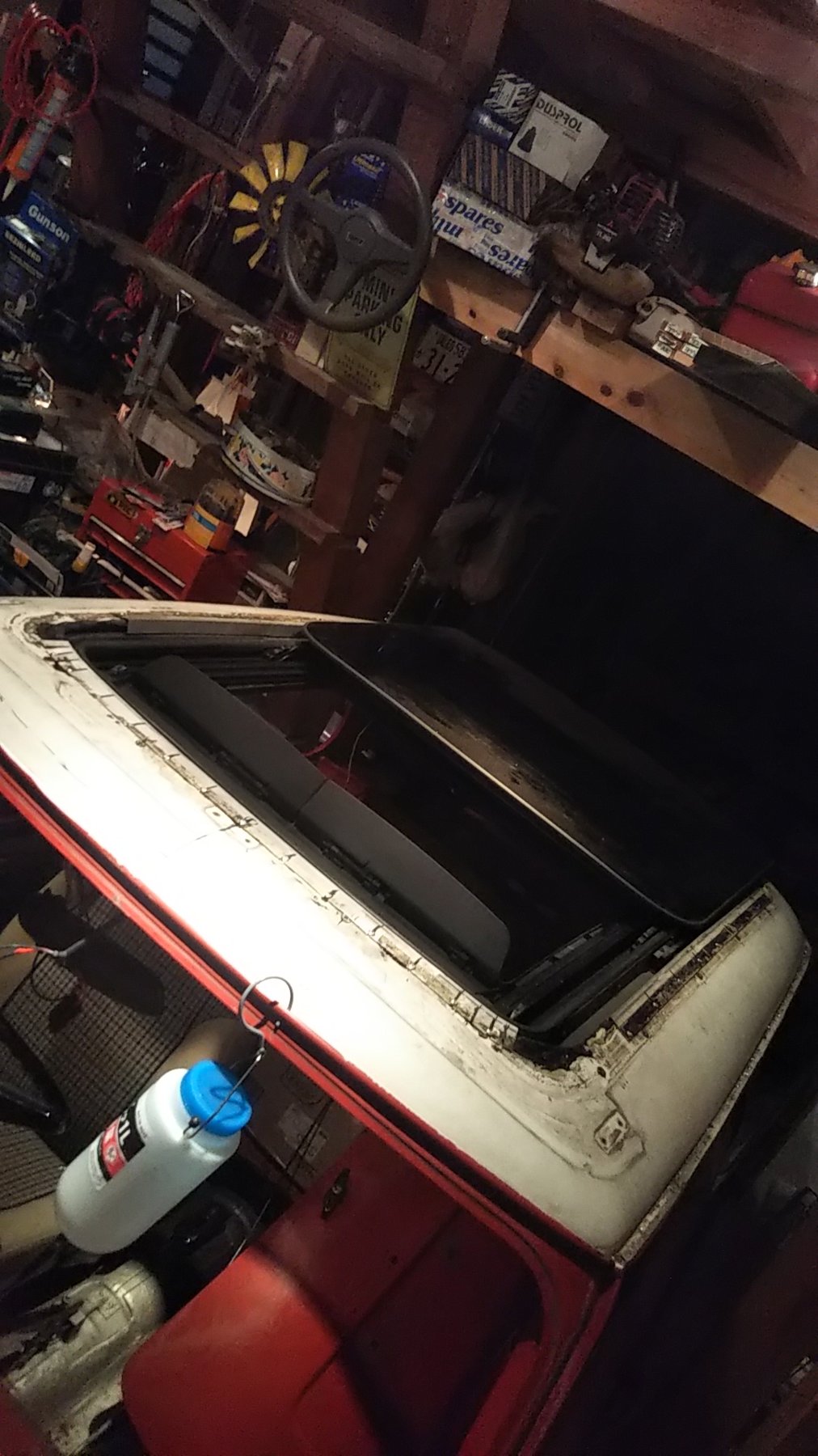 サンルーフを車体に合わせ、設置・制作を進めている途中。
