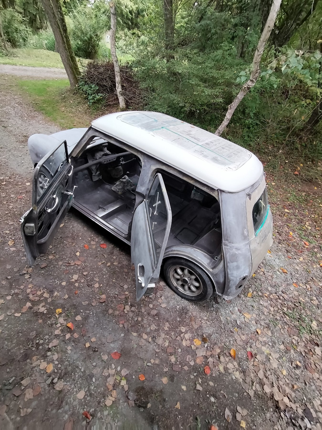 ブラウン塗装前。前後のドアを開き、車体と窓の収まりを見直している途中。