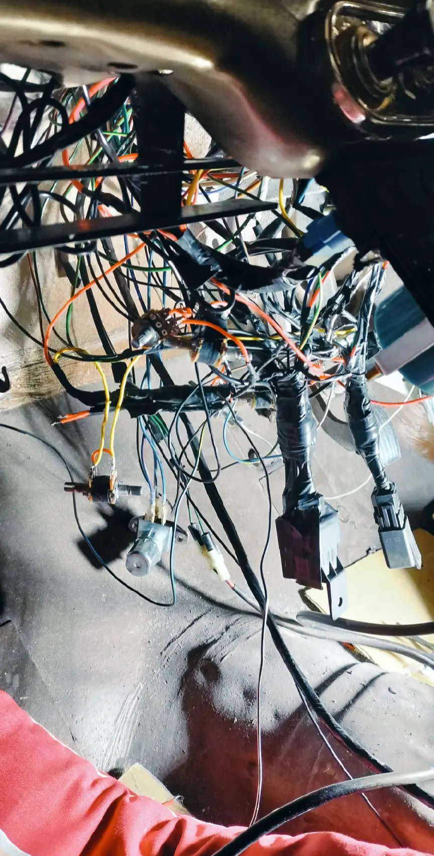 ダッシュボードまわりの電気配線を組み上げている途中。