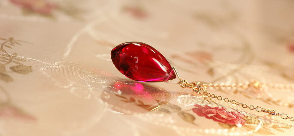 氷の薔薇 ～ Charming ruby ～ ラフォルム ガラスジュエリー ガラスアクセサリー