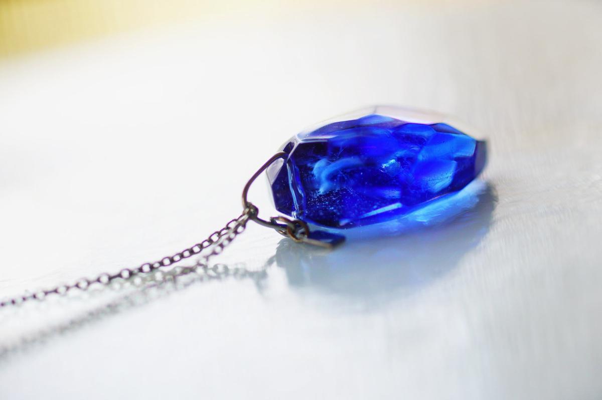 夜明けの海に映る月