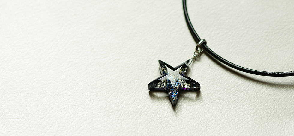 煌くBLACK STAR ラフォルム ガラスジュエリー ガラスアクセサリー