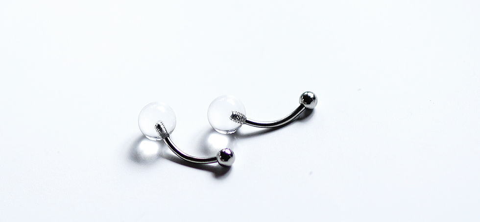 シンプルバナナバーベルピアス