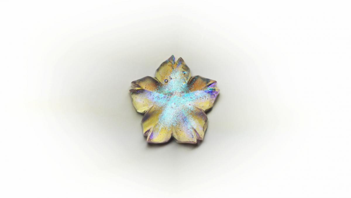 瑠璃の一輪桜・淡雪003(ラメ/ダイクロガラス)★ペンダント、ピアス・イヤリング、リングなどに仕立ててお届けします♪ ラフォルム ガラスジュエリー ガラスアクセサリー