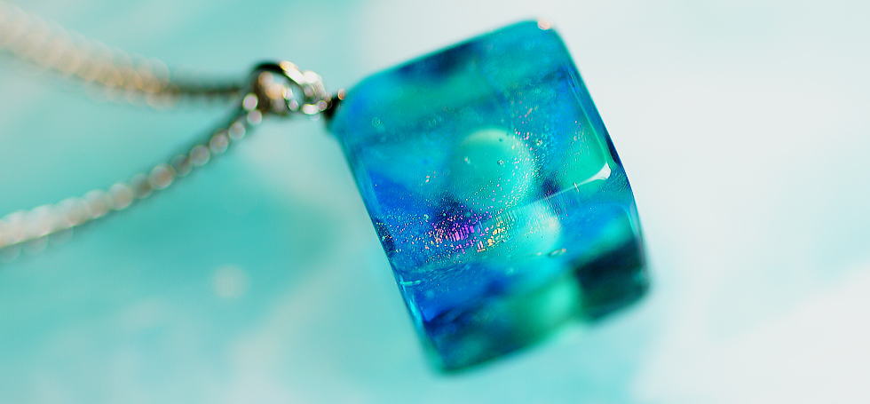 かんたん封入ペンダント / Sparkle sea cube ラフォルム ガラスジュエリー ガラスアクセサリー
