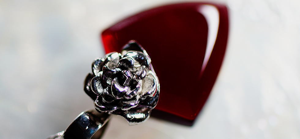 Attractive silver rose emblem ラフォルム ガラスジュエリー ガラスアクセサリー