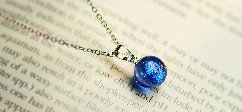Dichroic blue planet