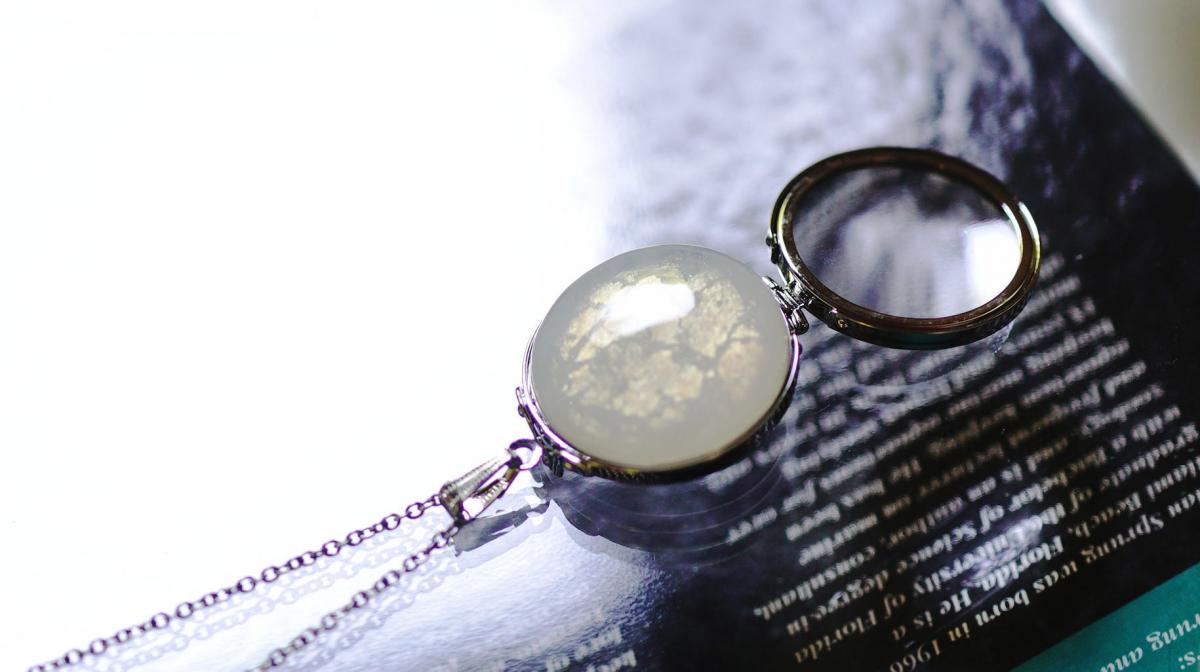 Round glass loupe