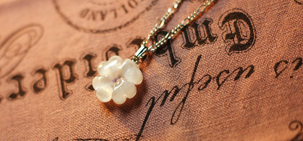 Pure white clover ～ 純な心  ～ ラフォルム ガラスジュエリー ガラスアクセサリー