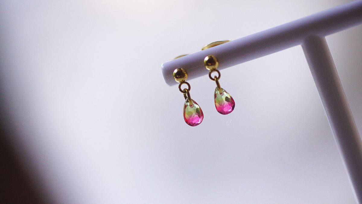プチカットしずくピアス / ピンク×グリーン ラフォルム ガラスジュエリー ガラスアクセサリー
