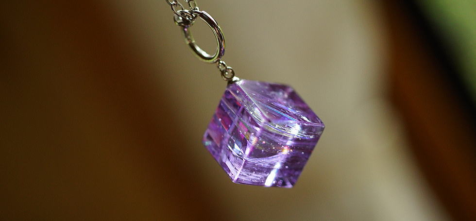 Lavender cube ～ Rainbow flash ～ ラフォルム ガラスジュエリー ガラスアクセサリー