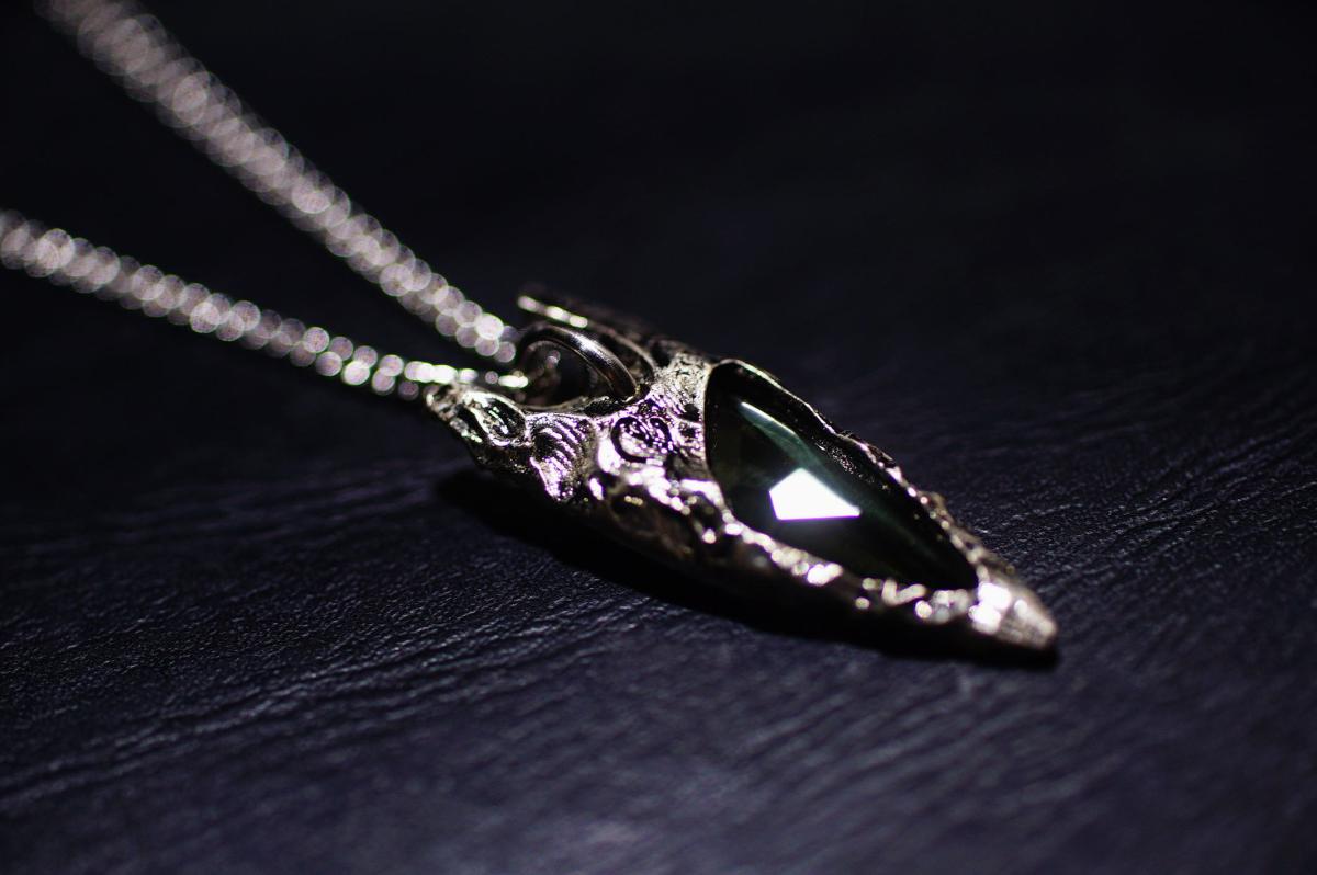 Eternal Fusion Arrowhead – Obsidian Glass & Metal Pendant ラフォルム ガラスジュエリー ガラスアクセサリー