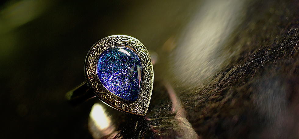 Dichroic engraving ring