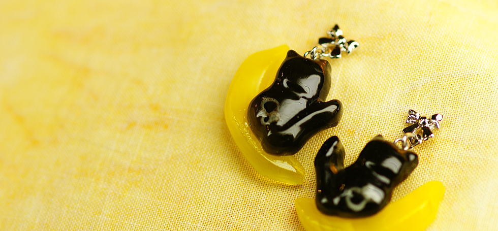 Banana moon とキュートな黒猫 ラフォルム ガラスジュエリー ガラスアクセサリー