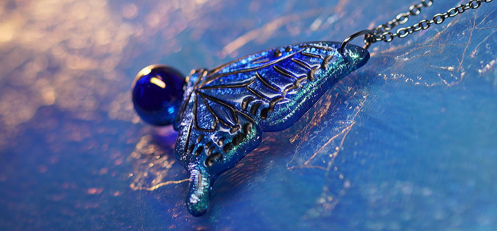 Rest the wings of the dichroic glass. ラフォルム ガラスジュエリー ガラスアクセサリー