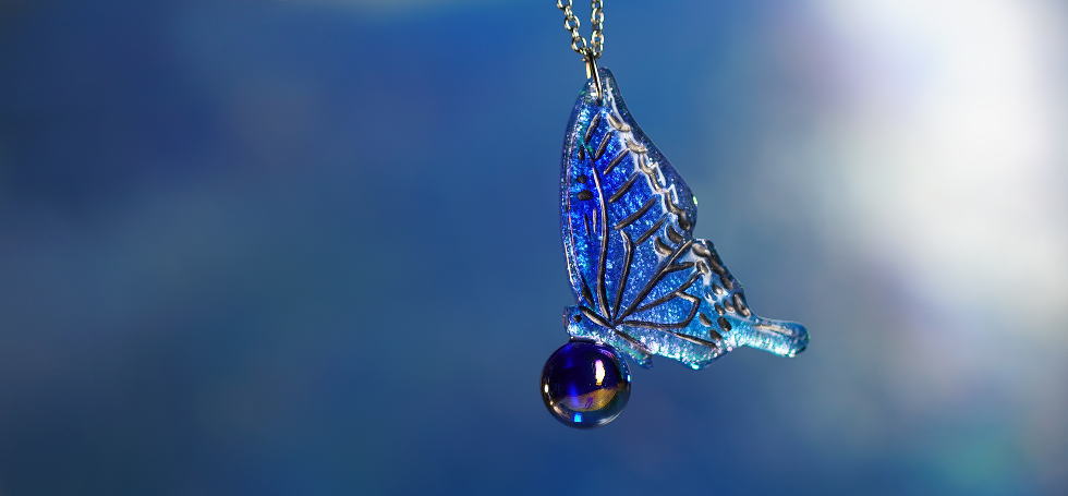 Rest the wings of the dichroic glass. ラフォルム ガラスジュエリー ガラスアクセサリー