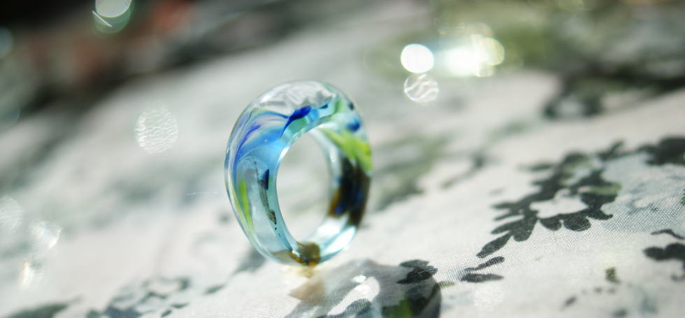 緑の風の白い花 ラフォルム ガラスジュエリー ガラスアクセサリー