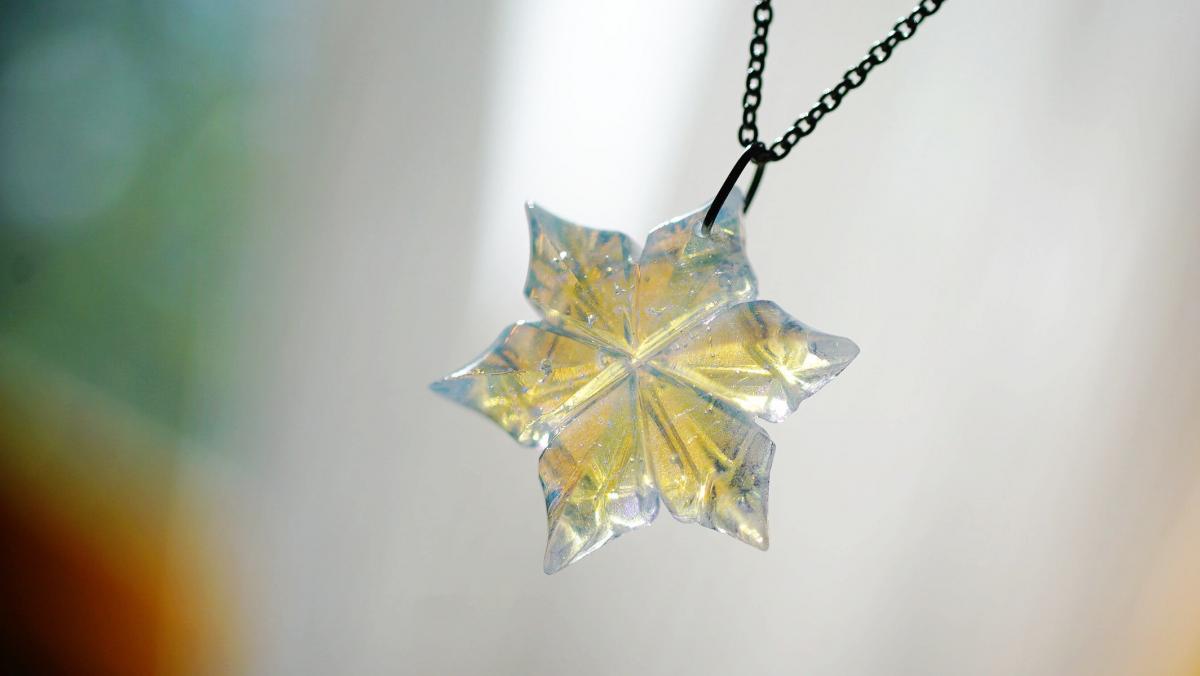 絹雪の花 ～ 紗(うすぎぬ) ～ ラフォルム ガラスジュエリー ガラスアクセサリー